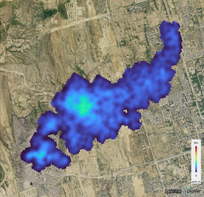 19. září zachytil snímkovací spektrometr na družici Tanager-1 od Carbon Mapper Coalition tento metanový proud v pákistánském Karáčí, který se táhne téměř 4 km od skládky.