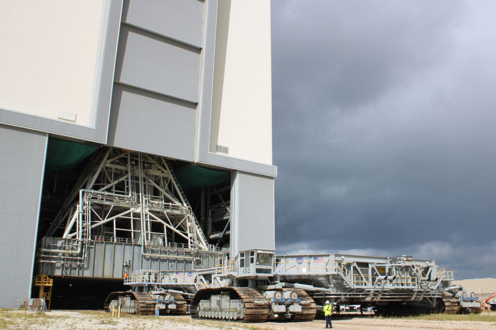 Crawler transporter-2 doručil plošinu ML-1 do haly VAB.