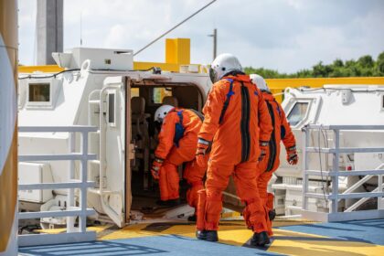 Členové simulované letové posádky nastupují 9. srpna do záchranného vozidla