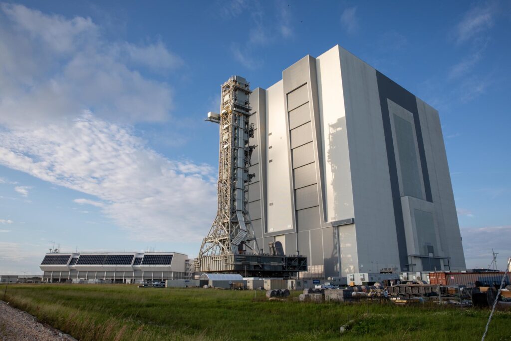 Téměř u cíle - plošina ML-1 i crawler transporeter-2 čekají u haly VAB.