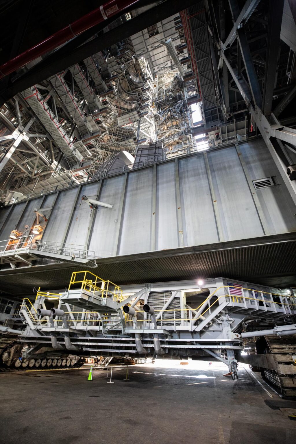 Crawler transporter dopravil celou 5000 tun těžkou a 113 metrů vysokou plošinu na své místo.