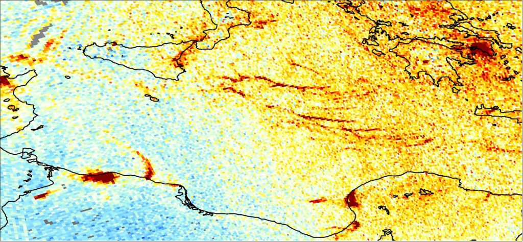 Emise oxidu dusičitého nad Středozemním mořem. Vědci jsou nyní poprvé schopni na základě dat z družice Sentinel-5P detekovat z vesmíru zplodiny oxidu dusičitého z jednotlivých lodí. Na snímku představuje tmavě červená barva obrazce emisí oxidu dusičitého nad centrálním Středozemním mořem 2. července 2018. Kredit: ESA