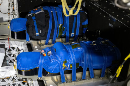 Dvě figuríny instalované v sedačkách astronautů v návratovém modulu lodi Orion při misi Artemis I. Snímek byl pořízen 8. srpna 2022, když loď seděla na vrcholu rakety SLS v High Bay 3 v budově VAB na Kennedyho vesmírném středisku. V rámci výzkumu Matroshka AstroRad Radiation Experiment (MARE) jsou obě figuríny - Helga a Zohar - vybaveny detektory radiace. Zohar má na sobě také ochrannou vestu proti radiaci, aby bylo možné určit radiační riziko v lodi Orion při cestě na Měsíc.