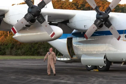 Inspekce letounu před opuštěním Wallops Flight Facility ve Virginii.