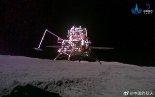 Malý rover po přistání takto vyfotil sondu Chang'e-6. Zdroj: CNSA