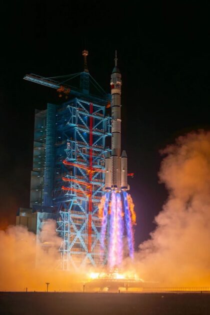 Start rakety CZ-2F s lodí ShenZhou 19