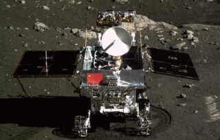 Rover Yutu-1 na Měsíci. Zdroj: Institute of High Energy Physics, Chinese Academy of Sciences - https://doi.org/10.1093/nsr/nwx141, CC BY 4.0