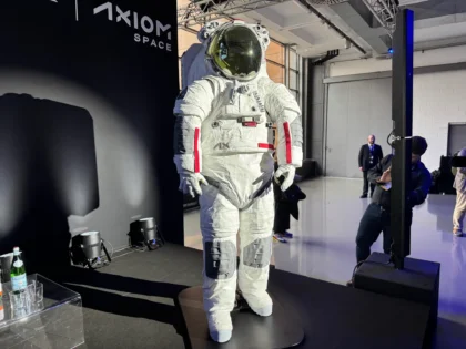 Letový design skafandru pro mise Artemis od společnosti Axiom Space byl představen 16. října 2024