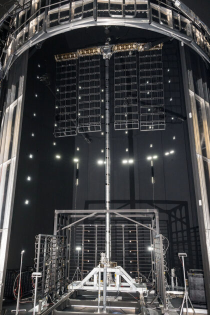 Prototyp lunárního fotovoltaického panelu od firmy Honeybee Robotics testovaný v komoře A na Johnsonově středisku v Houstonu.