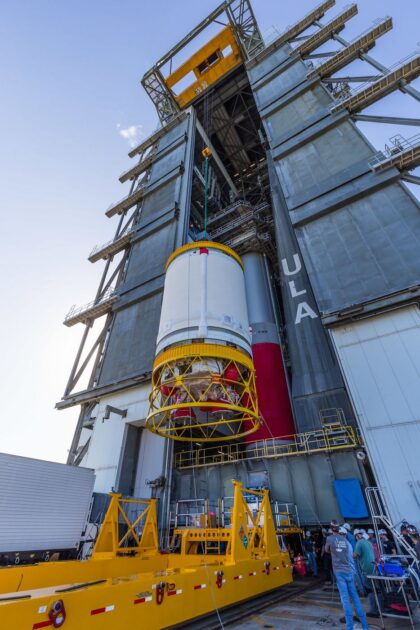 Usazování druhého stupně na třetí exemplář rakety Vulcan