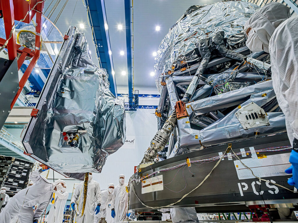 Technici instalují hlavní přístroj pro Nancy Grace Roman Space telescope, zvaný Wide Field Instrument (vlevo), v největší čisté místnosti Goddardova střediska vesmírných letů v Greenbeltu. Byl to poslední krok k dokončení užitečného nákladu této observatoře, který zahrnuje také koronograf a sestavu optického dalekohledu.