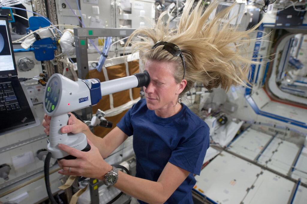 Astronautka NASA Karen Nyberg, palubní inženýrka expedice 36, provádí vyšetření očního zdraví na sobě samé v laboratorním modulu Destiny na Mezinárodní vesmírné stanici obíhající Zemi. 