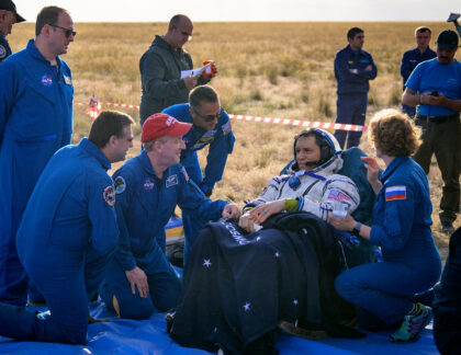 Astronaut NASA Frank Rubio z expedice 69 je zachycen při odpočinku a rozhovoru s manažerem programu ISS NASA Joelem Montalbanem (klečící vlevo), letovým lékařem NASA Josefem Schmidem (s červenou čepicí) a vedoucím kanceláře astronautů NASA Joem Acabou před kosmickou lodí Sojuz MS-23 poté, co přistál spolu s kosmonauty Roskosmosu Sergejem Prokopjevem a Dmitrijem Petelinem v odlehlé oblasti poblíž města Žezkazgan v Kazachstánu ve středu 27. září 2023. 