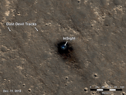 An image of the InSight⁢ landing site shortly ⁢after the ⁣mission began. Clearly visible ​are the traces of the landing motors, which are now nearly invisible.