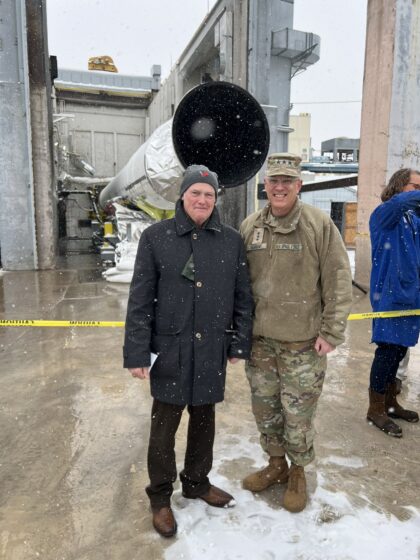 Šéf firmy United Launch Alliance, Tory Bruno (v tmavém kabátu), u testovaného motoru GEM-63XL.