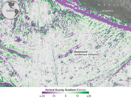 Tato mapa útvarů oceánského dna (jako jsou podmořské hory) jihozápadně od mexického Acapulca, je založena na údajích o výšce mořské hladiny z družice SWOT. Fialová barva označuje oblasti, které jsou níže oproti vyšším oblastem, jako jsou podmořské hory, označené zeleně. Eötvös je měrná jednotka pro gravitační data použitá k vytvoření těchto map.