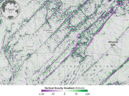 Tato mapa prvků mořského dna, jako jsou propastné kopce v Indickém oceánu, je založena na údajích o výšce mořské hladiny z družice SWOT. Fialová barva označuje oblasti, které jsou níže ve srovnání s vyššími oblastmi, jako jsou propastné kopce, znázorněné zeleně. Eötvös je měrná jednotka pro gravitační data použitá k vytvoření těchto map.