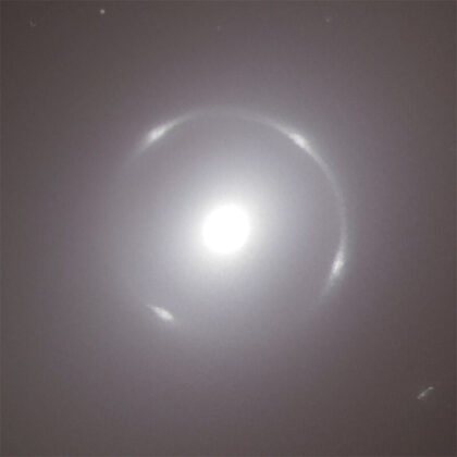 Einsteinův prstenec v galaxii NGC 6505 v detailu.
