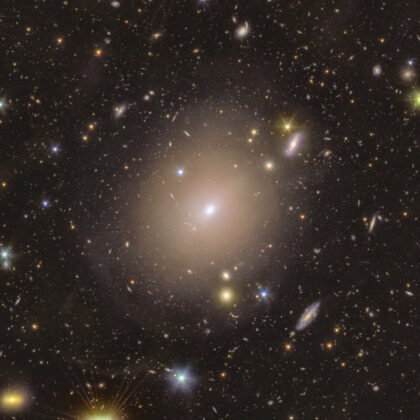 Galaxie NGC 6505. Uprostřed si můžete všimnout Einsteinova prstence.