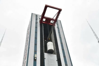 Zvedání ochraného pouzdra se sondou Tianwen-2 na obslužné věži kosmodromu Xichang.