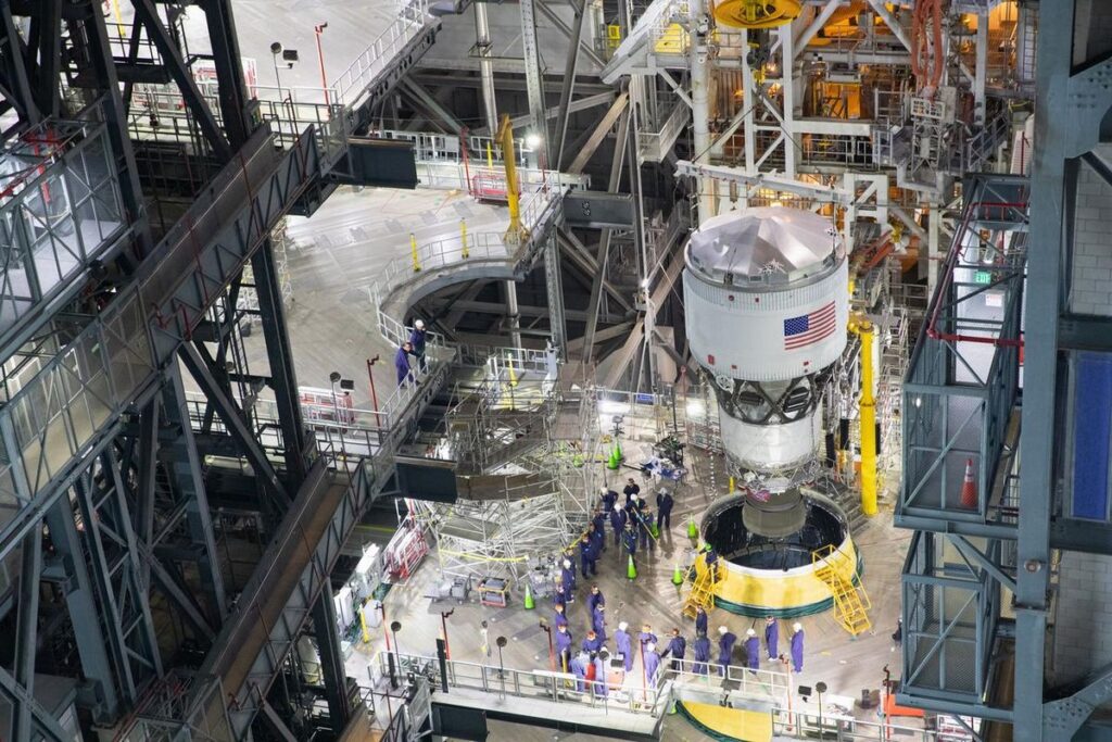 Spojení stupně ICPS s centrálním stupněm rakety SLS