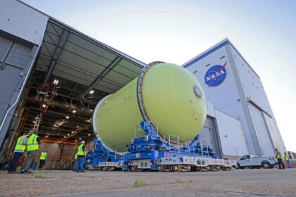 Výjezd kyslíkové nádrže pro centrální stupeň rakety SLS s instalovanými kabelovými svazky z prostoru č. 6 budovy 103, 25. dubna 2025