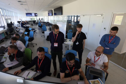 Vedoucí pracovníci mise Proba-3 v řídíc místnosti mise ve středisku ESEC.