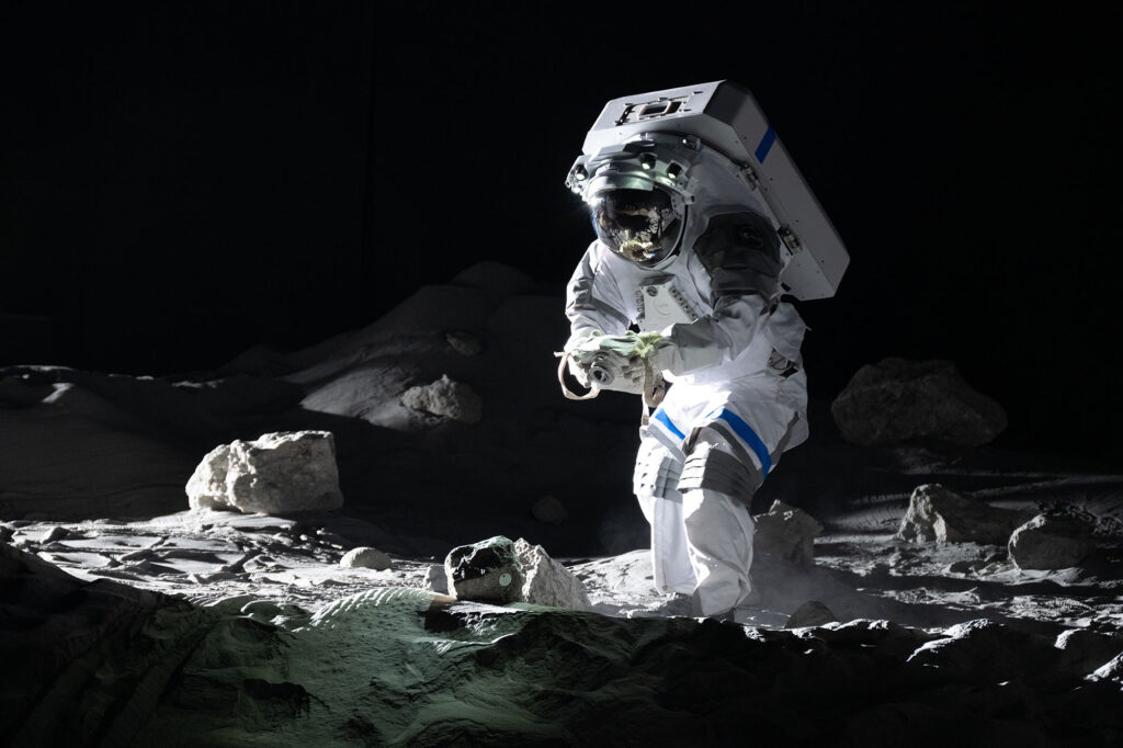 Astronauti budou vybaveni speciálně upravenými fotoaparáty.