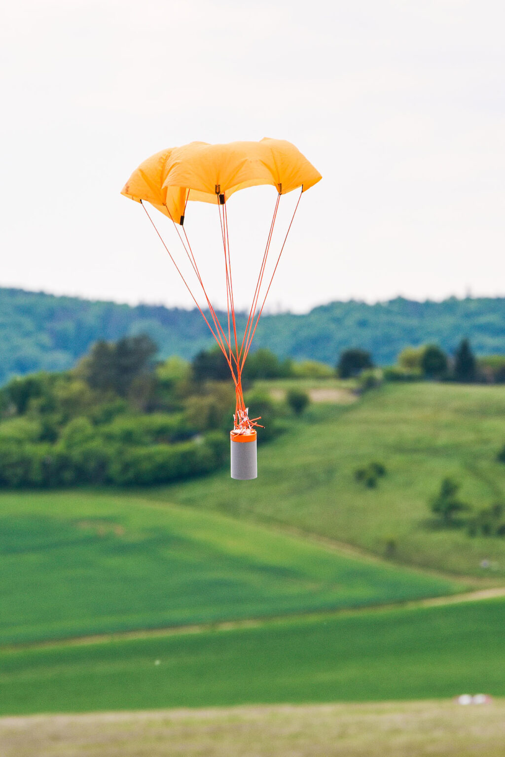 Takhle to má vypadat - CanSat se snáší k zemi na padáku.