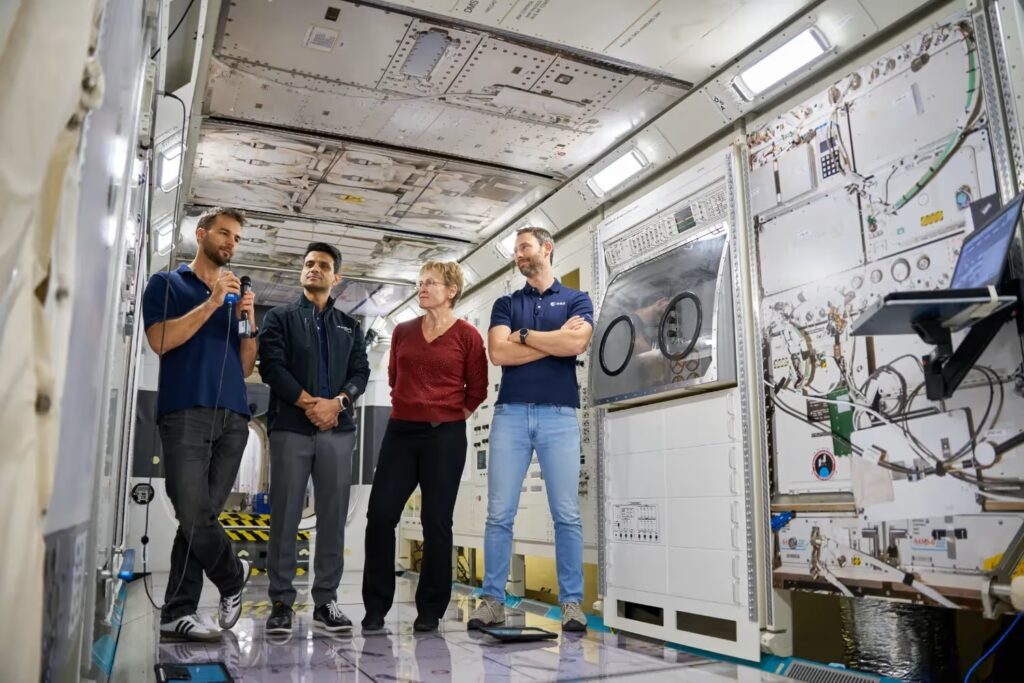 Posádka během příprav na misi. Celkově je v plánu provést více než 60 experimentů, což je doposud nejvíc ze všech misí Axiom. Foto: Axiom Space