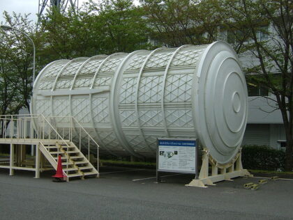 Bude se historie opakovat? Letový modul Centrifuge Accomodations Module pro ISS byl po zrušení v roce 2005 vystavený v kosmickém středisku Tsukuba v Japonsku.