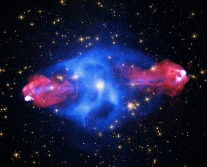 Cygnus A na složeném snímku z rentgenové observatoře Chandra a sítě radioteleskopů VLA.