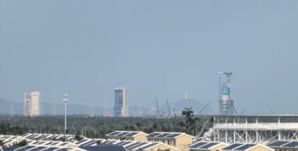 Kosmodrom Wenchang. Zleva: startovní komplex LC-201 (pro rakety CZ-7), LC-101 (CZ-5), LC-301 (ve výstavbě pro CZ-10A a CZ-10).