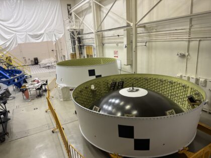 Adaptér OSA pro Artemis II v MSFC. Na kupoli je nainstalován terč pro zkoušky přiblížení Orionu ke stupni ICPS během kosmického letu.