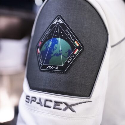 Oficiální emblém mise Axiom-4 na skafandru SpaeceX. Foto: SpaceX