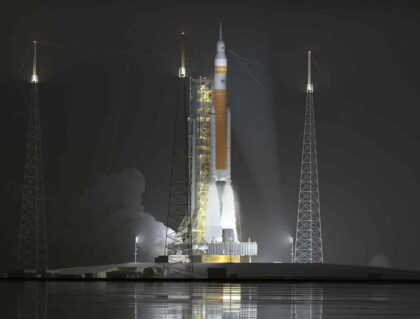Umělecká představa startu rakety SLS ve verzi Block 2.