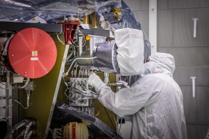 Technici znovu integrují přístroj SWAPI (Solar Wind and Pickup Ions) observatoře NASA IMAP (Interstellar Mapping and Acceleration Probe) v čisté místnosti na Astrotech Space Operations Facility poblíž Kennedyho střediska na Floridě 23. června 2025.
