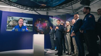 Fotografie z pátečního oznámení jména a loge mise astronautky Sophie Adenot