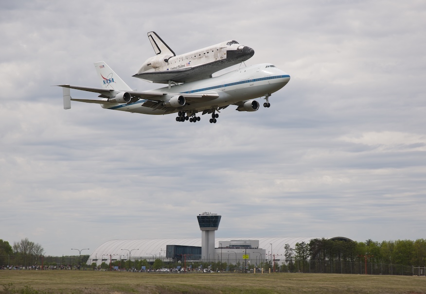 Raketoplán Discovery, připevněný na vrcholu nosného letounu NASA 747 Shuttle Carrier Aircraft (SCA), přeletěl v úterý 17. dubna 2012 nad muzeem Steven F. Udvar-Hazy Center ve Washingtonu. Discovery, první z flotily raketoplánů NASA, který byl vyřazen z provozu, absolvoval celkem 39 misí, strávil 365 dní v kosmickém prostoru, obletěl Zemi 5 830krát a urazil 238 539 663 km.