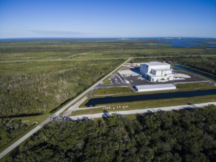 Pohled z dronu na budovu PPF firmy Amazon.