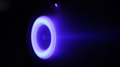 Zkouška Hallových motorů na krypton pro družice KuiperSat.