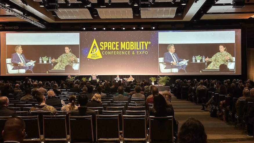 Brigádní generálka Kristin Panzenhagenová (vpravo) usedla k neformálnímu rozhovoru s Waltem Jackimem (vlevo) během akce Space Mobility Conference and Expo 2025.