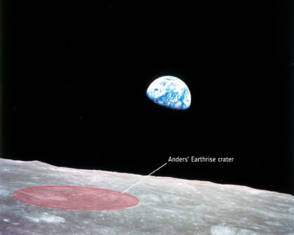 Známá fotografie Earthrise s vyznačeným kráterem Anders’ Earthrise