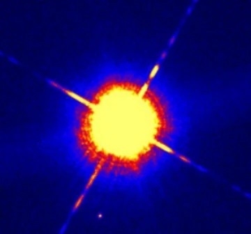 Červený trpaslík Gliese 229 na snímku Hubbleova teleskopu.