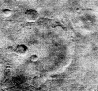 Jeden z detailních snímků Marsu pořízený sondou Mariner 4. První snímek jiné planety v historii. Zdroj: NASA/JPL, https://www.nasa.gov/wp-content/uploads/2023/03/nssdc_m04_11ea.jpg