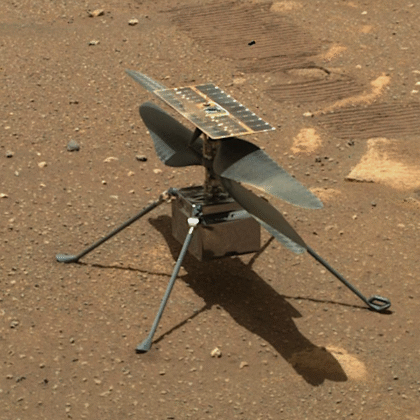 Snímek vrtulníčku Ingenuity z 6. dubna 2021, který pořídilo vozítko Perseverance. Nad rotory je dobře patrný solární panel. Foto: NASA