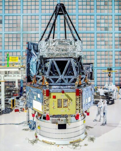 Skládání Nancy Grace Roman Space Telescope. Dlouhé černé vzpěry, které drží sekundární zrcadlo dalekohledu, se na tzv. vawefornt error podílejí zhruba 30 %, zatímco větší podpůrná konstrukce pod primárním zrcadlem přispívá dalšími 30 %.
