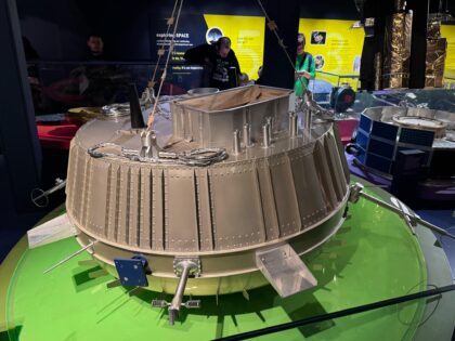 Přesná replika pouzdra Huygens, která je vystavená v Londýnském Science Museum. Foto: Michael Voplatka
