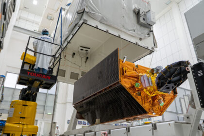 Sentinel-6B během ukládání do přepravního kontejneru.