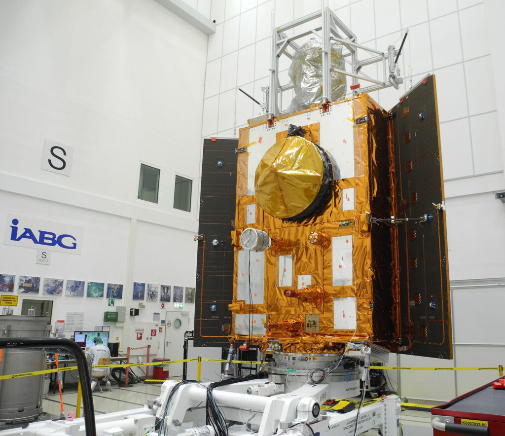 Sentinel 6B v čisté místnosti iABG.